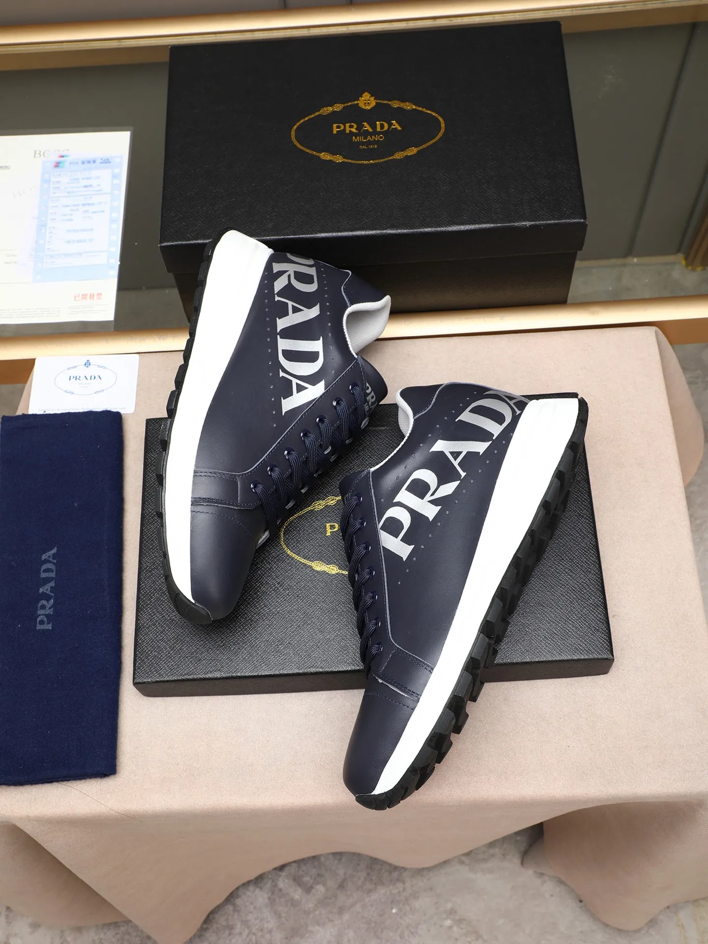 Men's shoes 💰460 PRADA's new model is on the market, the picture above is a must-sell! Fashionable casual men's shoes, trendy and versatile, relaxed and sporty style, imported cowhide leather uppers 3D printed and ultra-fine workmanship. Light and comfortable on the feet, available in 5 colors! 38-44(45 customized)